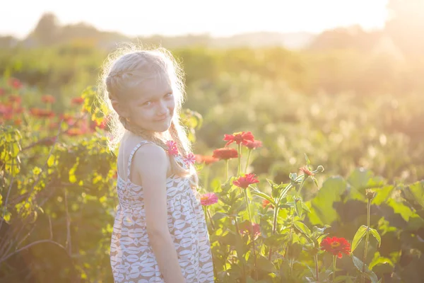庭の女の子 — ストック写真