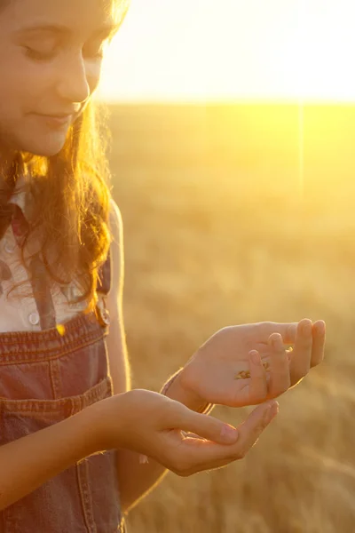 Ragazza sul campo — Foto Stock