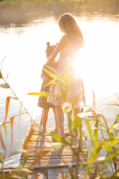 Matka a dcera stál na molu — Stock fotografie