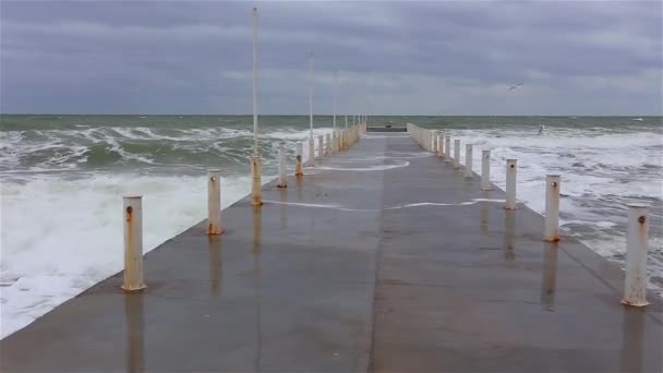 Хвилі розбиваються на розбитій воді — стокове відео