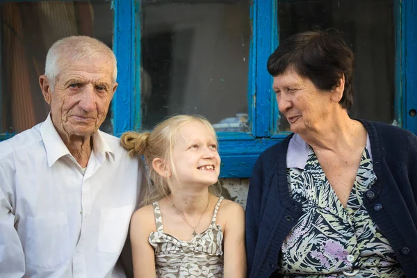 Nieta abrazo con abuelos — Foto de Stock