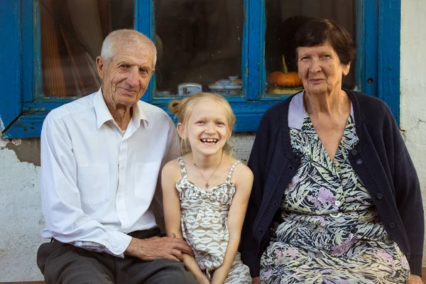 Nieta abrazo con abuelos — Foto de Stock