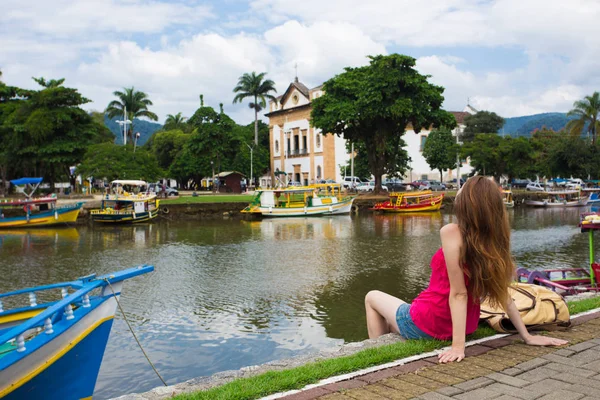 Chica mirando a la bahía de Paraty — Foto de Stock