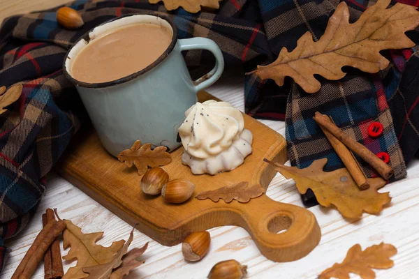 Sonbahar bir kavram iki fincan kahve ile marshmallow, temsil eden bir