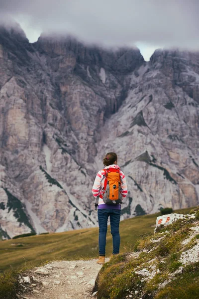 Туристична дівчина в Доломітових Альп — стокове фото