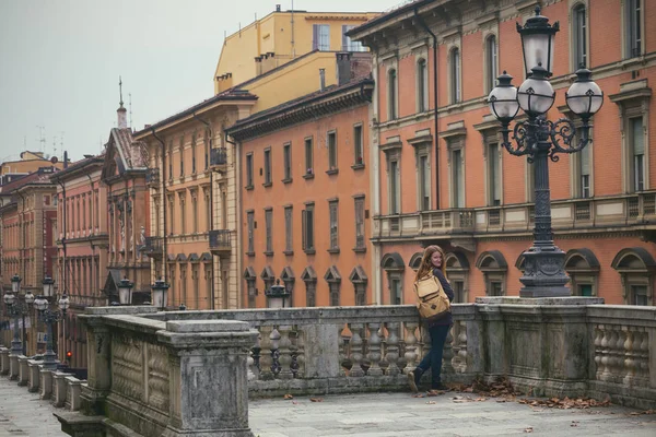 Дівчина на вулиці Болонья — стокове фото