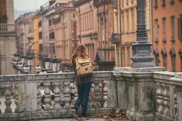 Flicka på gatan Bologna — Stockfoto
