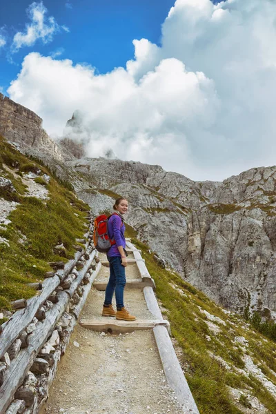 Toeristische meisje op de Dolomieten — Stockfoto