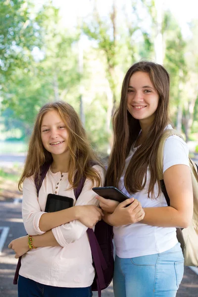 Due ragazze sorridenti con le compresse — Foto Stock