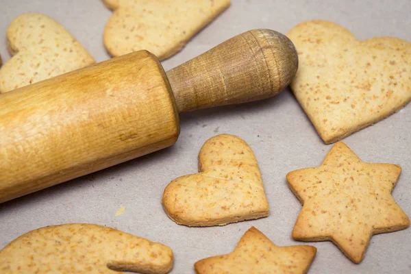 Biscoitos de gengibre e rolo-pin — Fotografia de Stock