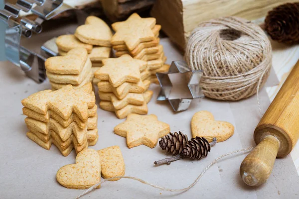 Stack av ingefära cookies och kottar — Stockfoto