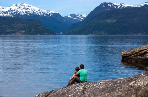 Mann und Frau an einer Fjordküste — Stockfoto