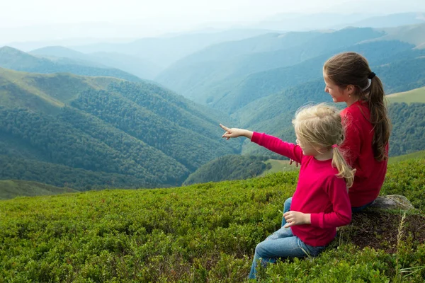 Duas meninas olhando para as montanhas — Fotografia de Stock
