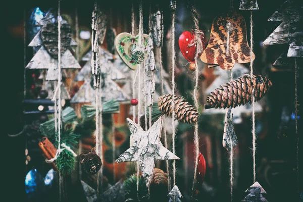 Dettagli del mercato di Natale. Decorazioni albero di Natale — Foto Stock