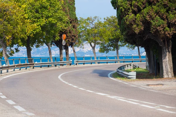 Estrada ventosa ao longo do lago Garda — Fotografia de Stock