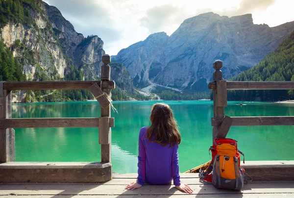 Flicka backpacker tittar Braies sjö — Stockfoto