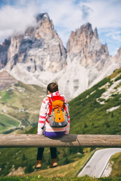 Chica mirando las montañas — Foto de Stock