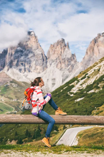 Meisje kijkend naar de bergen — Stockfoto