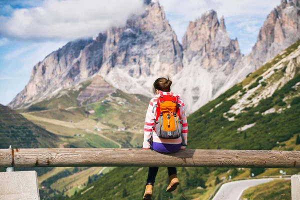 Mädchen mit Blick auf die Berge — Stockfoto