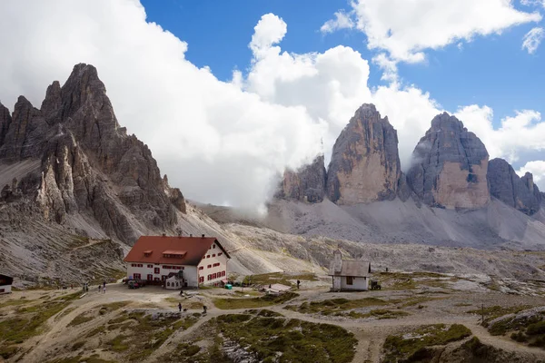 Rifugio hög på bergskedjan Dolomiterna — Stockfoto