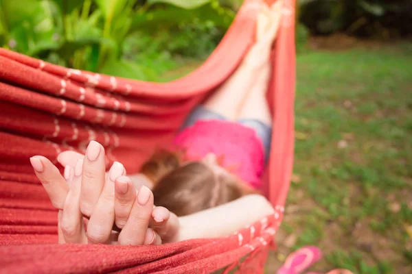 Fille couchée à l'hamac — Photo