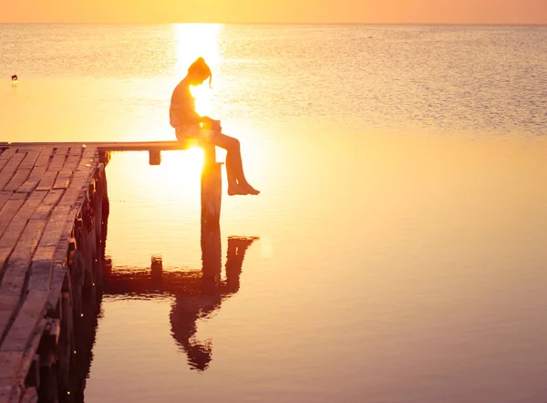 Menina lendo ao pôr do sol — Fotografia de Stock