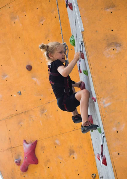 Climbing up the bouldering wall — Stock Photo, Image