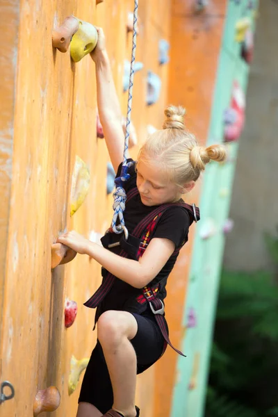 Climbing up the bouldering wall — Stock Photo, Image