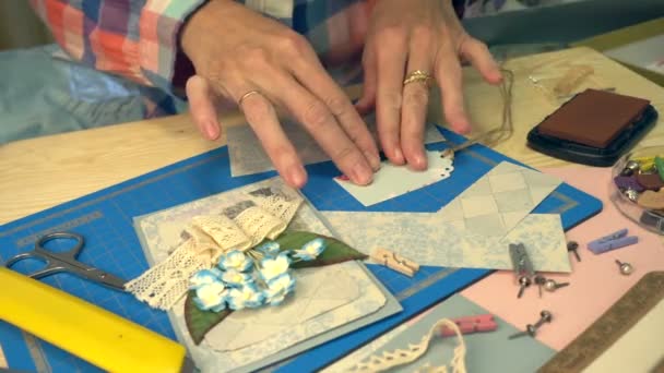 Handen van de vrouw een scrapbooking vakantie cadeau briefkaart maken — Stockvideo