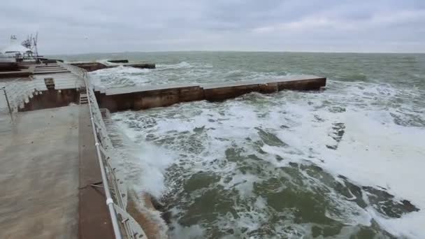 Vagues s'écrasant au brise-lames lors de la journée orageuse — Video