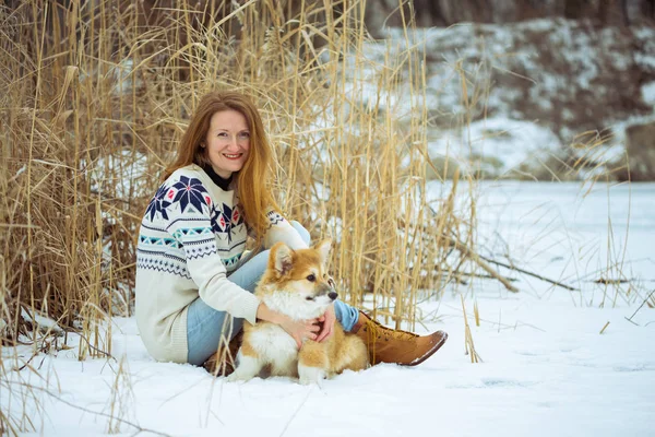 Chica y corgi esponjoso cachorro retrato — Foto de Stock
