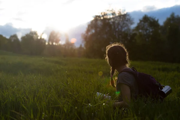 Bir çayır üzerinde kız uzun yürüyüşe çıkan kimse — Stok fotoğraf