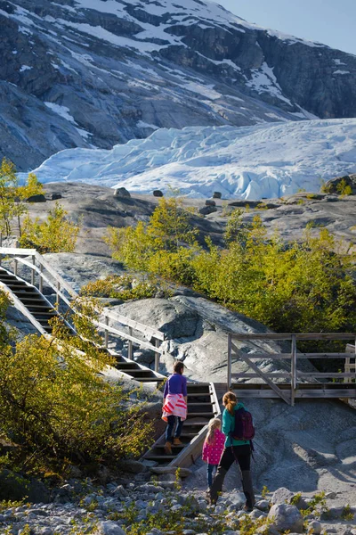 Niñas contra el telón de fondo de un glaciar —  Fotos de Stock