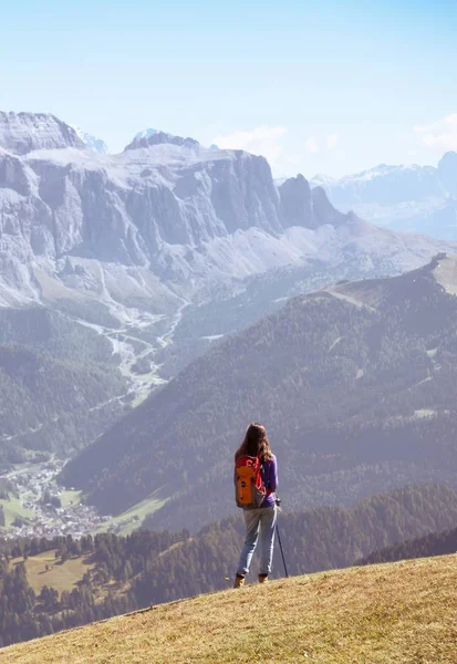 Chica turística en los Dolomitas — Foto de Stock
