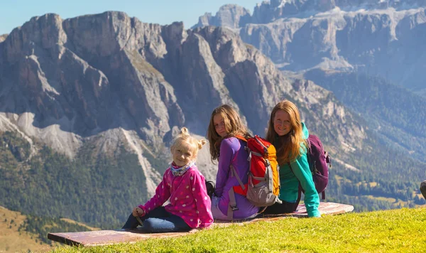 Familie in den Dolomiten — Stockfoto