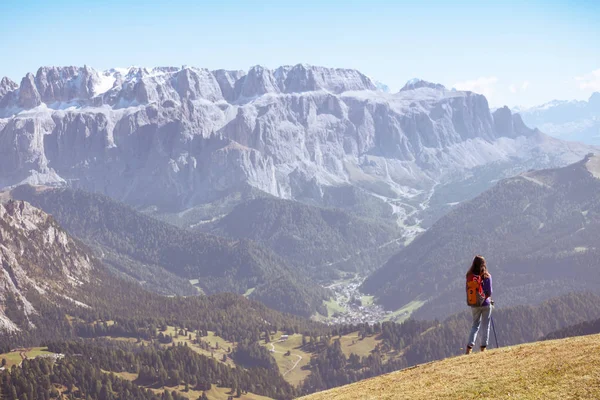 Chica turística en los Dolomitas — Foto de Stock