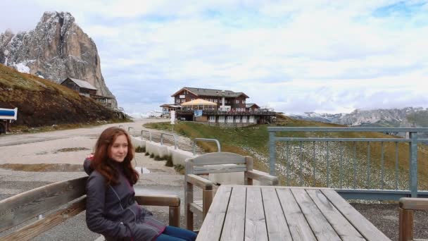 Flickan sitter och tittar på hösten Dolomiterna bergen — Stockvideo