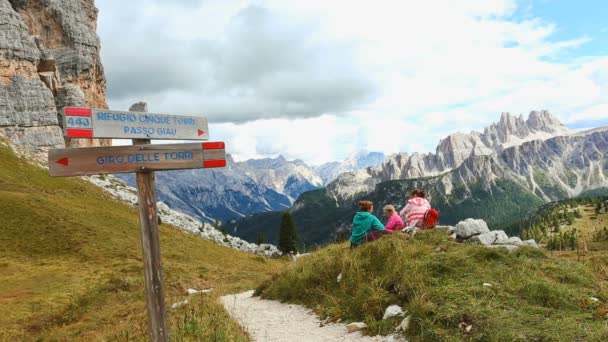 Niñas excursionistas descansando cerca de Cinque Torri torres montañas en los Dolomitas Italia — Vídeo de stock