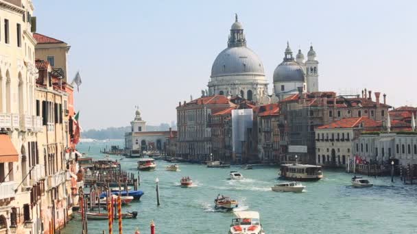 Visa vid Canal Grande i Venedig vid tidpunkten för kvällen. Italien — Stockvideo