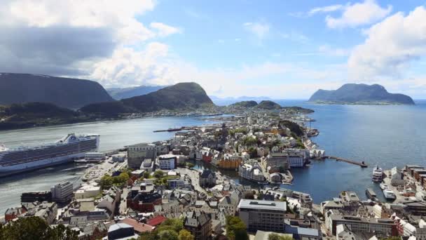 Norveç ünlü şehrin Alesund havadan görünümü — Stok video