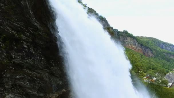 Chute d'eau de renommée mondiale Steindalsfossen, Norvège . — Video