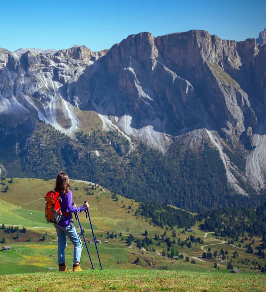 Menina turística nas Dolomitas — Fotografia de Stock