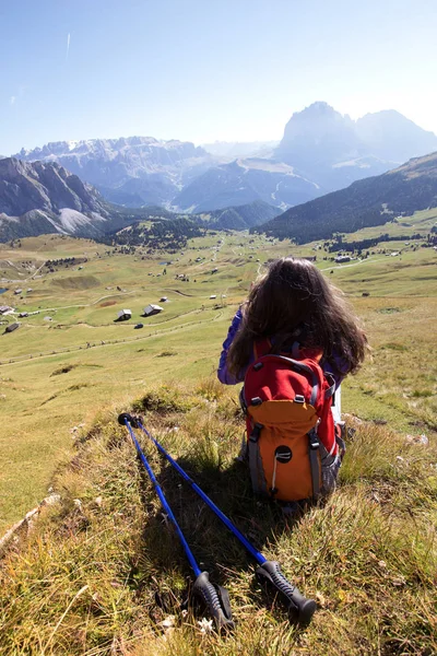 Turist flicka på Dolomiterna — Stockfoto