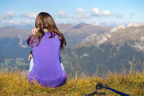 Turysta dziewczyna w Dolomitach — Zdjęcie stockowe
