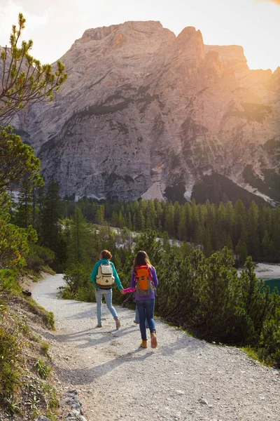 Caminar por el lago Braies lago —  Fotos de Stock