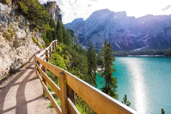 Caminhe ao redor do lago Braies lago — Fotografia de Stock