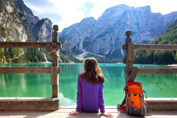 Mochileiro menina olhando para Braies lago — Fotografia de Stock