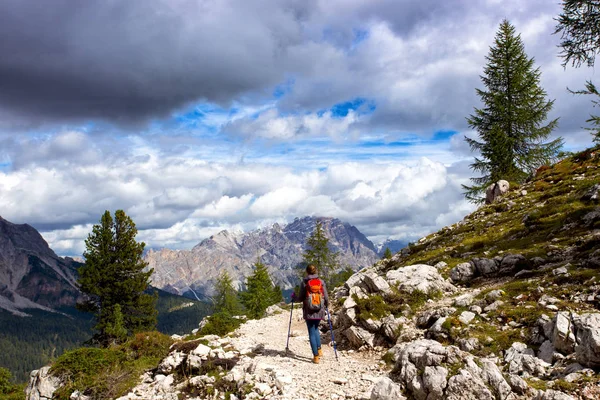 Touristenmädchen in den Dolomiten — Stockfoto