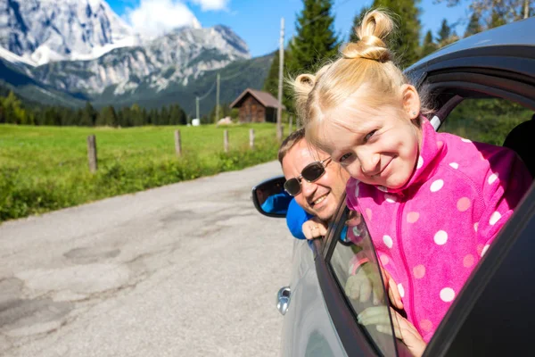 Dad and daughter looking out the car — Stock Photo, Image