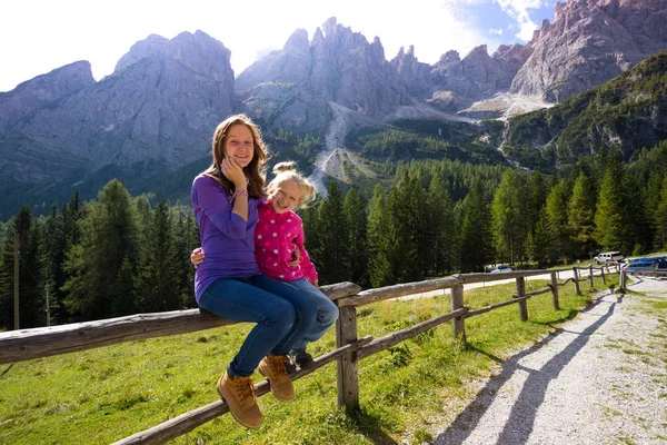 Mädchen Schwester in den Dolomiten — Stockfoto